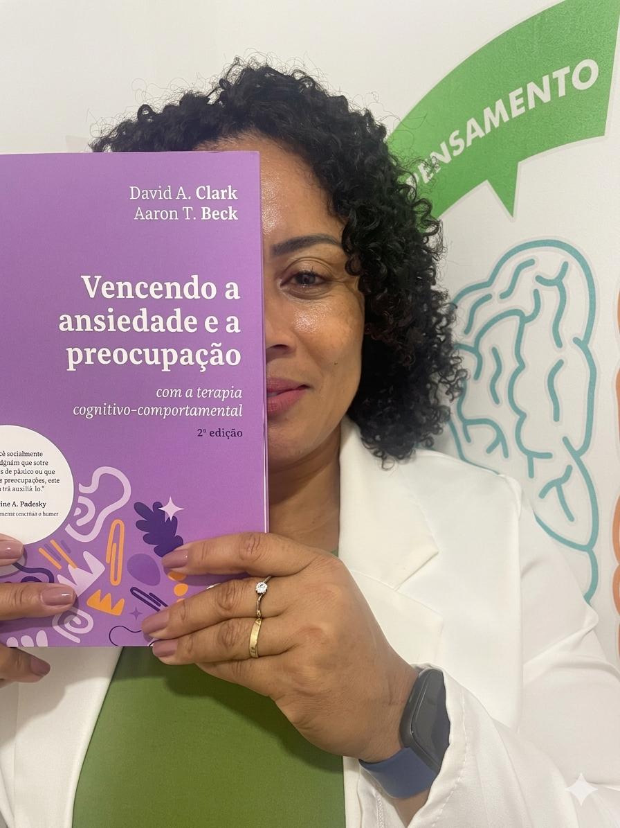 Enila com livro